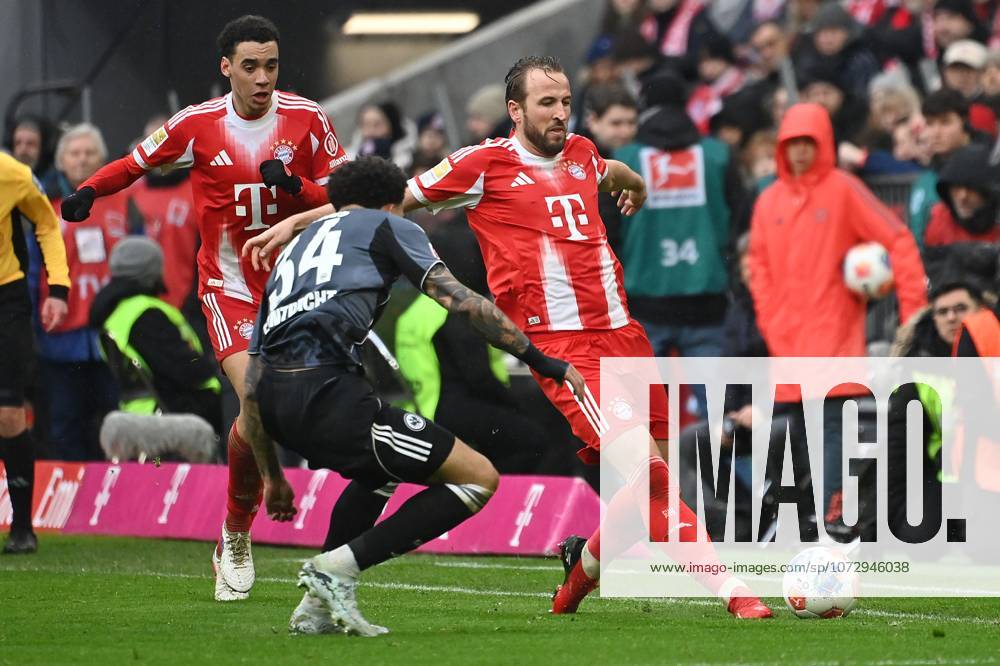 Harry KANE Bayern Muenchen , action,duel against Nnamadi COLLINS Eintracht Frankfurt hi Jamal MUSIALA Bayern Muenchen Football 1 Bundesliga Season 2025 2026, 23 Matchday, Matchday23 FC Bayern Muenchen Eintracht Frankfurt on 21 02 2026 , A L L I A N Z A R E N A