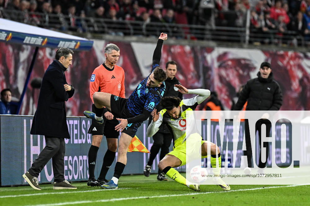 Soccer I Men I Season 2025 2026 I Bundesliga I Matchday 23 I RB Leipzig Borussia Dortmund I 21 02 2026 Brajan Gruda 10, RB Leipzig is separated from the ball by Ramy Bensebaini 5, Borussia Dortmund and subsequently flies into Niko Kovac Coach, Borussia Dortmund l in Leipzig Red Bull Arena Saxony Germany