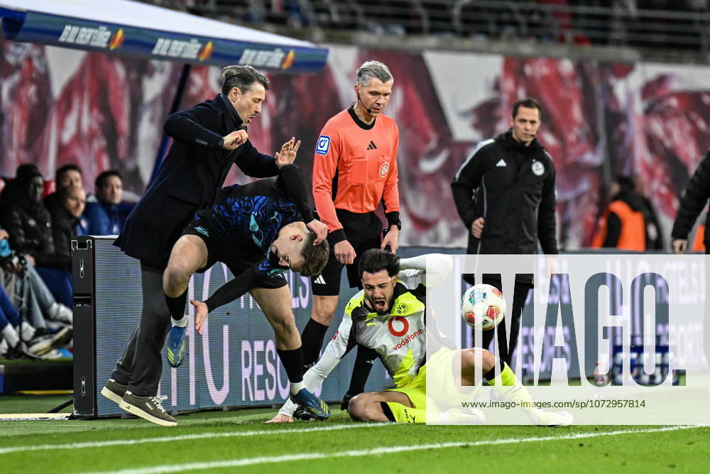 Soccer I Men I Season 2025 2026 I Bundesliga I Matchday 23 I RB Leipzig Borussia Dortmund I 21 02 2026 Brajan Gruda 10, RB Leipzig is separated from the ball by Ramy Bensebaini 5, Borussia Dortmund and subsequently flies into Niko Kovac Coach, Borussia Dortmund l in Leipzig Red Bull Arena Saxony Germany