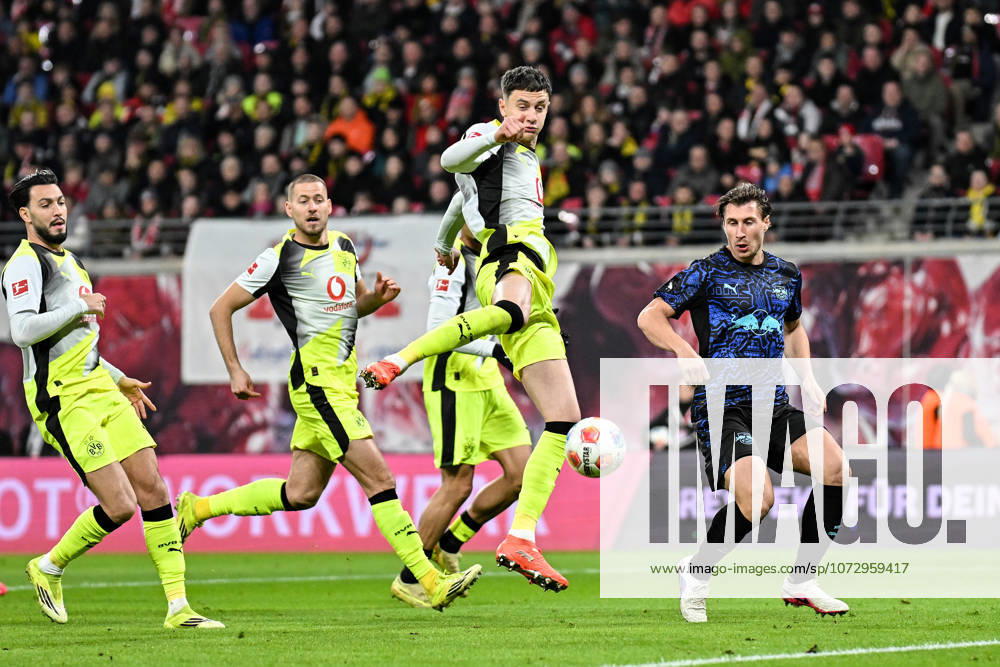 Soccer I Men I Season 2025 2026 I Bundesliga I Matchday 23 I RB Leipzig Borussia Dortmund I 21 02 2026 Luca Reggiani 49, Borussia Dortmund take the ball, Willi Orban 4, RB Leipzig ready to intervene Leipzig Red Bull Arena Saxony Germany