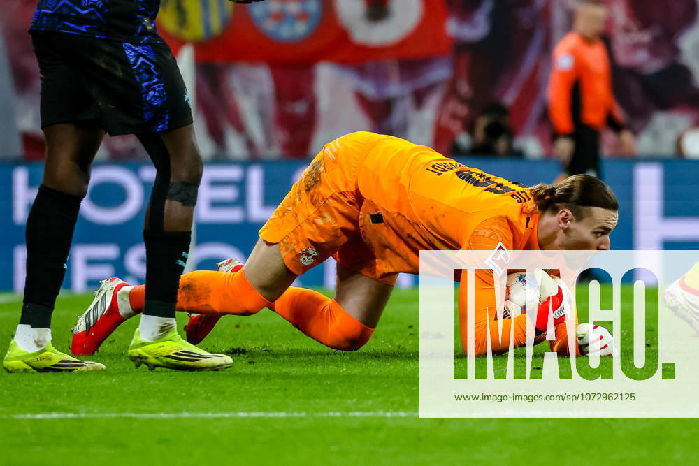 Maarten Vandevoordt RB Leipzig, 26 haelt den Ball, RB Leipzig vs Borussia Dortmund, Football, 1 Bundesliga, Matchday 23, Season 2025 2026, 21 02 2026,¨ DFL REGULATIONS PROHIBIT ANY USE OF PHOTOGRAPHS AS IMAGE SEQUENCES AND OR QUASI VIDEO,¨ RB Leipzig vs Borussia Dortmund, Football, 1 Bundesliga, Matchday 3, Season 2025 2026, 21 02 2026 Leipzig