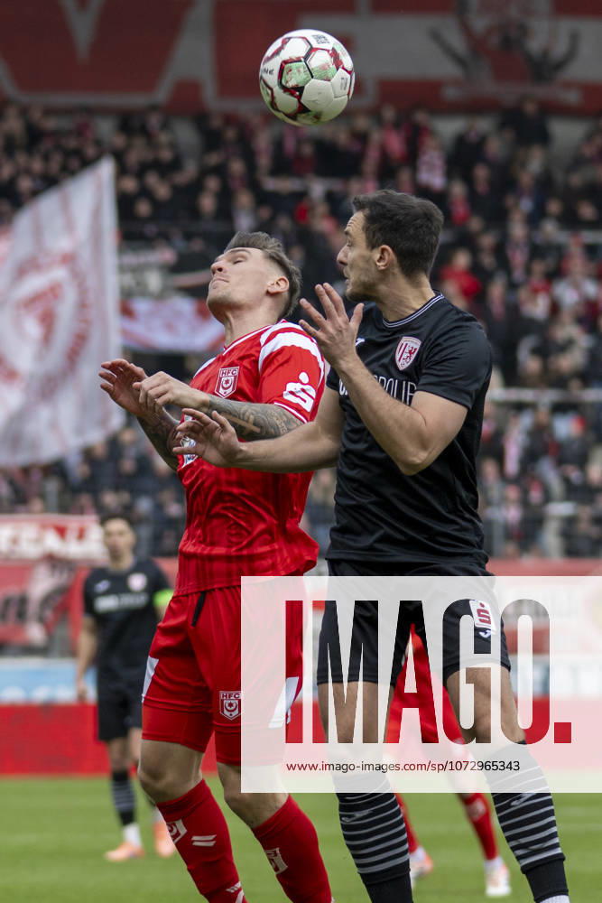 Regionalliga Nordost season 25 26 Hallescher FC vs Greifswalder FC Halle, Germany February 21, 2026 In the picture from left Niclas Stierlin Halle and Bastian Strietzel Greifswald header, header duel Halle Saale Leuna Chemie Stadion Sachsen Anhalt Germany
