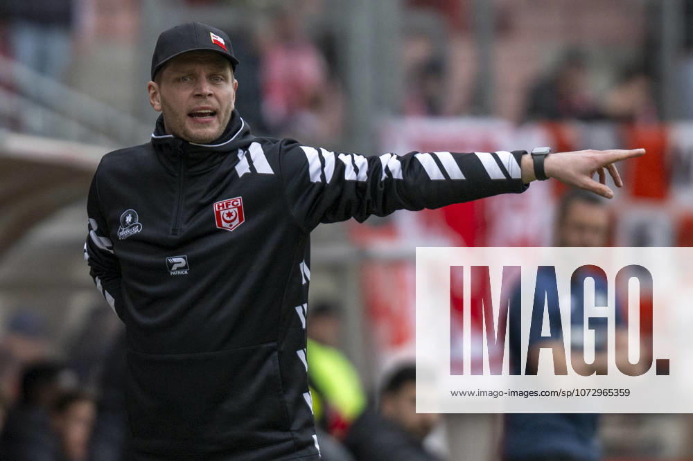 Regionalliga Nordost season 25 26 Hallescher FC vs Greifswalder FC Halle, Germany February 21, 2026 In the picture coach Robert Schröder Schroeder Halle gestures, gestures, gestures, Halle Saale Leuna Chemie Stadion Sachsen Anhalt Germany