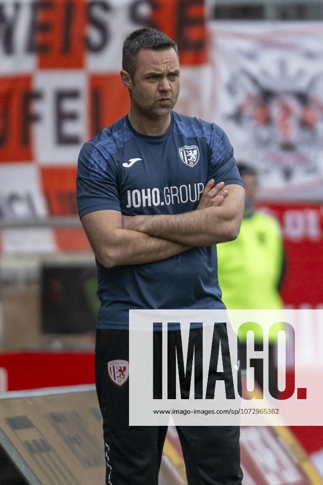 Regionalliga Nordost Season 25 26 Hallescher FC vs Greifswalder FC Halle, Germany February 21, 2026 In the picture Coach Bjoern Lipfert Greifswald Halle Saale Leuna Chemie Stadion Sachsen Anhalt Germany