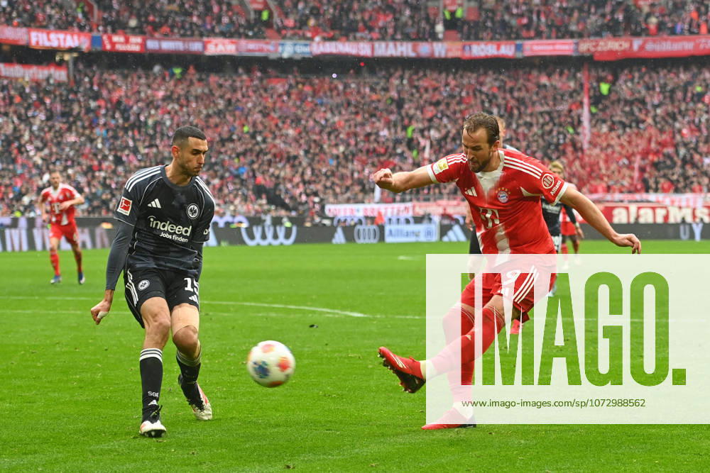 Harry KANE Bayern Muenchen , Action,duel against Ellyes SKHIRI Eintracht Frankfurt Football 1 Bundesliga Season 2025 2026, 23 Matchday, Matchday23 FC Bayern Muenchen Eintracht Frankfurt 3 2 on 21 02 2026 , A L L I A N Z A R E N A