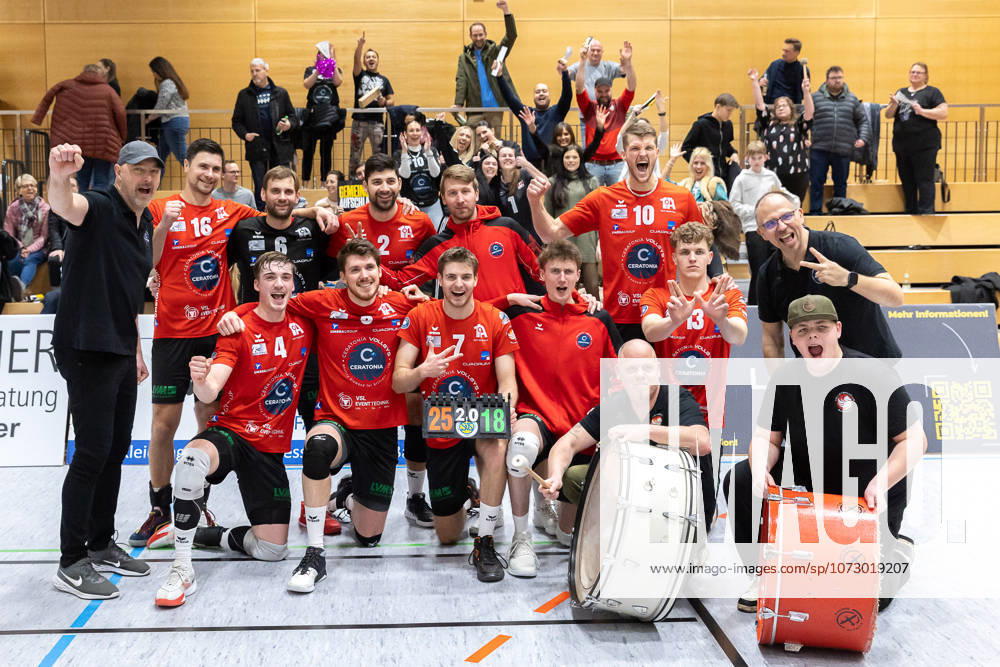 Team, squad, cheers, jubilation, positive emotions, positive emotion, end of match, SV Schwaig Volleyball CERATONIA Volleys Eltmann , Volleyball, 2 Bundesliga Sued, 22 Matchday, 21 02 2026 SV Schwaig Volleyball CERATONIA Volleys Eltmann , Volleyball, 2 Bundesliga Sued, 22 Matchday, 21 02 2026 Schwaig