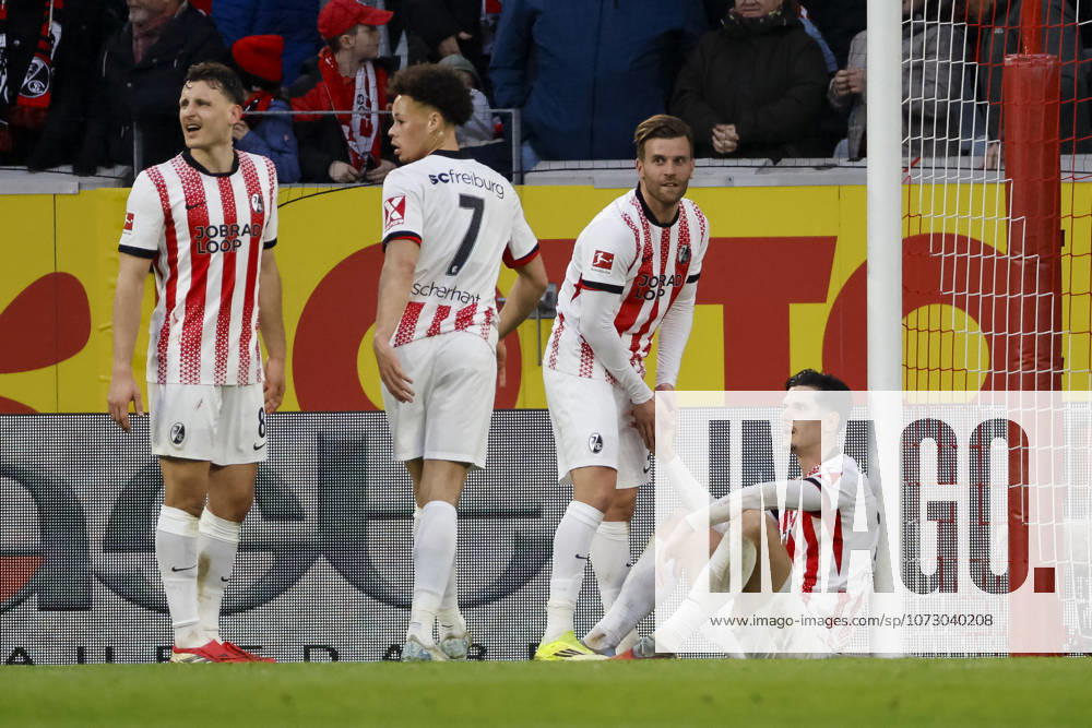 Maximilian Eggestein SC Freiburg, 08 , Derry Scherhant SC Freiburg, 07 , Lucas Höler, Holer SC Freiburg, 09 and Igor Matanovic SC Freiburg, 31 after the match , Germany, Football, 1 Bundesliga, Matchday 23, 2025 2026, SC Freiburg vs Borussia Mönchengladbach, 22 02 2026, Freiburg im Breisgau Europa Park Stadion Germany
