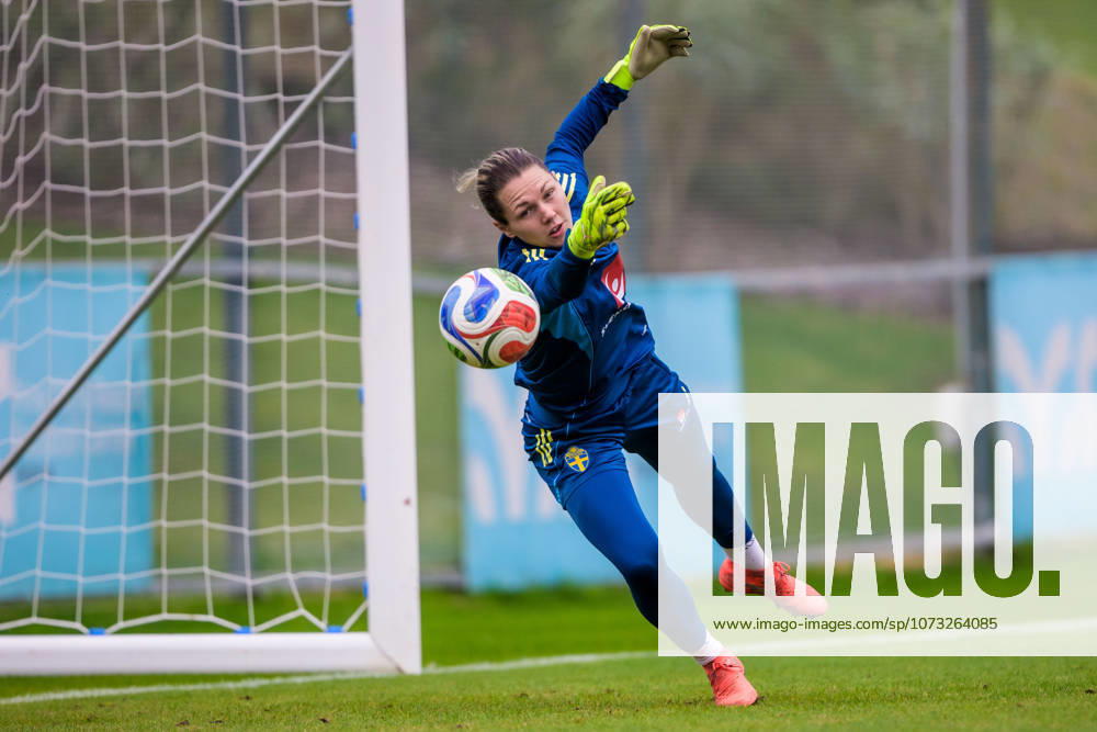 Goalkeeper Jennifer Falk of the Swedish women s national football at a training session on February 25, 2026 in Albufeira Photo Ludvig Thunman BILDBYRAN code LT LT0773 fotboll football soccer fotball träning practice training sverige sweden dam bbeng