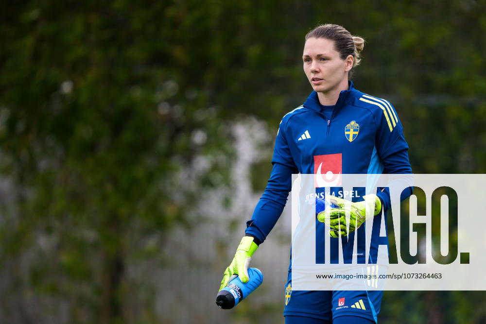 Goalkeeper Jennifer Falk of the Swedish women s national football at a training session on February 25, 2026 in Albufeira Photo Ludvig Thunman BILDBYRAN code LT LT0773 fotboll football soccer fotball träning practice training sverige sweden dam bbeng