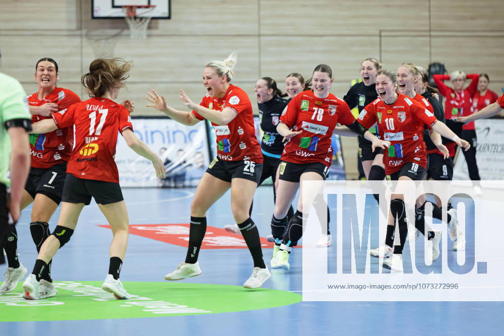 Wildcats cheer after 33 32 home win, SV Union Halle Neustadt vs BSV Sachsen Zwickau, Alsco Handball Bundesliga Frauen, Saison 2025 26, 18 Spieltag, 25 02 2026 Halle SWH Arena Sachsen Anhalt Germany