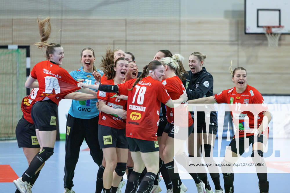 Wildcats cheer after 33 32 home win, SV Union Halle Neustadt vs BSV Sachsen Zwickau, Alsco Handball Bundesliga Frauen, Saison 2025 26, 18 Spieltag, 25 02 2026 Halle SWH Arena Sachsen Anhalt Germany