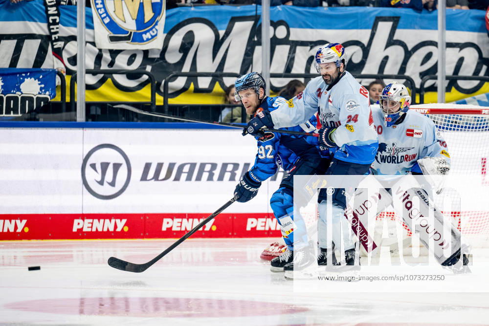Ryan Murphy EHC Red Bull Muenchen, 24 defends against Daniel Schmoelz ERC Ingolstadt, 92 in front of the goal of Antoine Bibeau Goalkeeper, EHC Red Bull Muenchen, 30 GER, EHC Red Bull Muenchen vs ERC Ingolstadt, Ice Hockey, DEL, 45 Matchday, Season 2025 2026, 25 02 2026 GER, EHC Red Bull Muenchen vs ERC Ingolstadt, Ice Hockey, DEL, 45 Matchday, Season 2025 2026, 25 02 2026 Muenchen