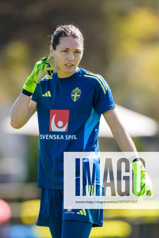 Goalkeeper Jennifer Falk of the Swedish women s national football team at a training session on February 26, 2026 in Albuferia Photo Ludvig Thunman BILDBYRAN code LT LT0774 fotboll football soccer fotball träning practice training sverige sweden dam bbeng