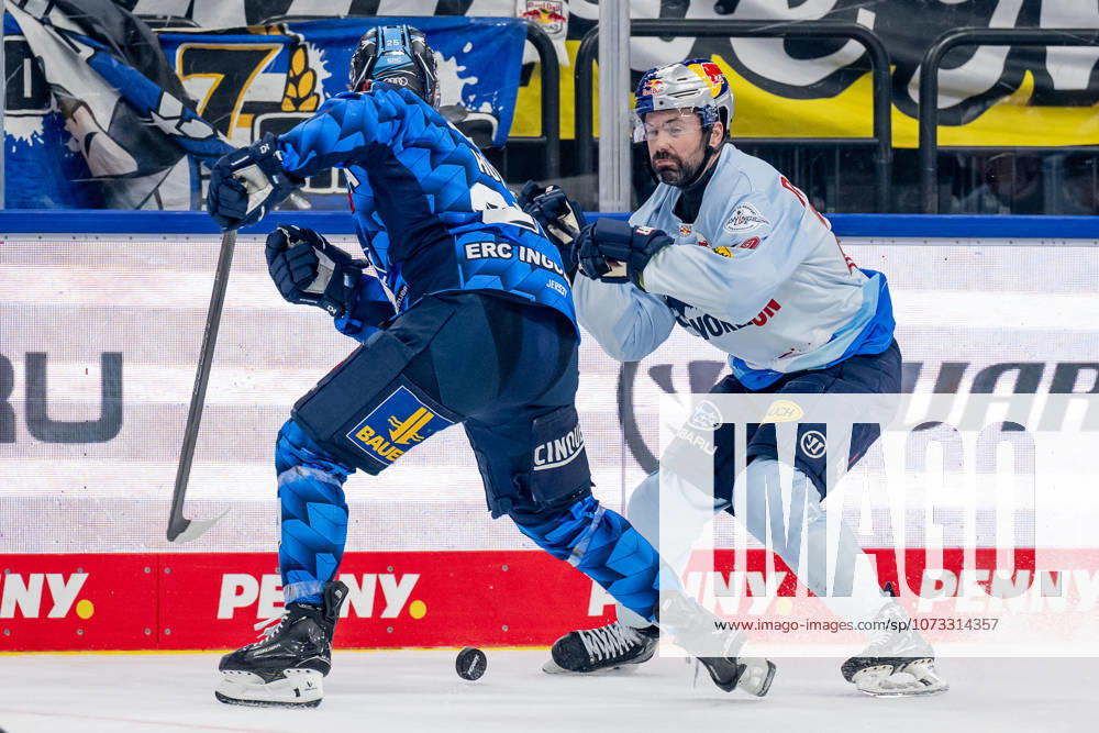 Battle for the puck duel between Leon Huettl ERC Ingolstadt, 25 and Ryan Murphy EHC Red Bull Muenchen, 24 GER, EHC Red Bull Muenchen vs ERC Ingolstadt, Ice Hockey, DEL, 45 Matchday, Season 2025 2026, 25 02 2026 GER, EHC Red Bull Muenchen vs ERC Ingolstadt, Ice Hockey, DEL, 45 Matchday, Season 2025 2026, 25 02 2026 Muenchen