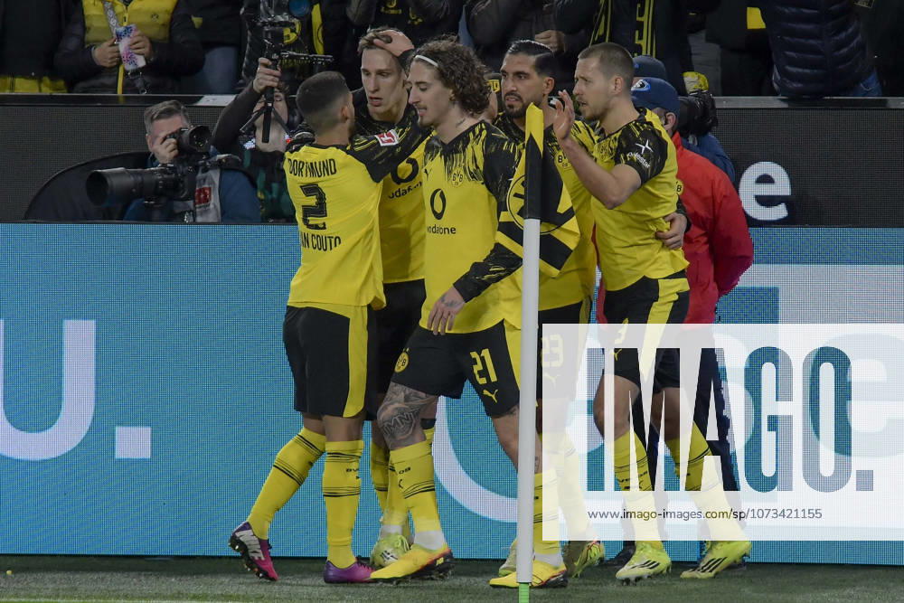 Nico Schlotterbeck Dortmund 4 cheers with the team after scoring the 1 0 goal 28 02 2026 ¢ Football ¢ Borussia Dortmund vs FC Bayern Muenchen , Signal Iduna Park, Dortmund, DFB DFL REGULATIONS PROHIBIT ANY USE OF PHOTOGRAPHS AS IMAGE SEQUENCES AND OR QUASI VIDEO