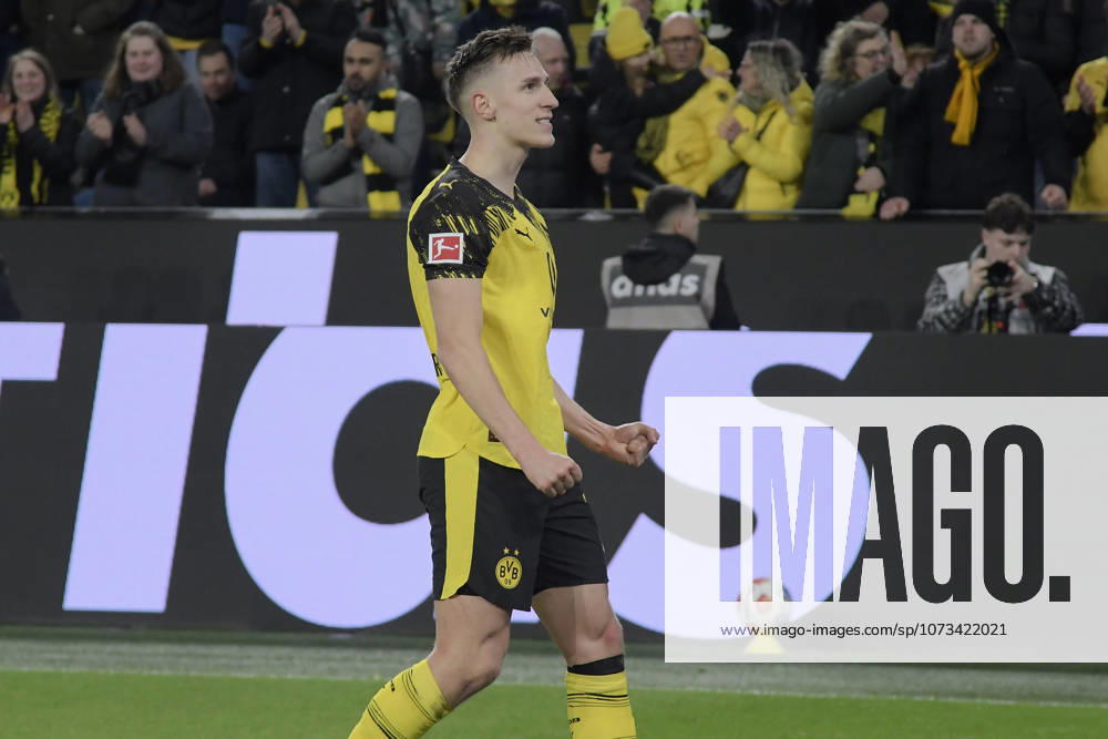Nico Schlotterbeck Dortmund 4 cheers to the fans after scoring the 1 0 goal 28 02 2026 ¢ Football ¢ Borussia Dortmund vs FC Bayern Muenchen , Signal Iduna Park, Dortmund, DFB DFL REGULATIONS PROHIBIT ANY USE OF PHOTOGRAPHS AS IMAGE SEQUENCES AND OR QUASI VIDEO