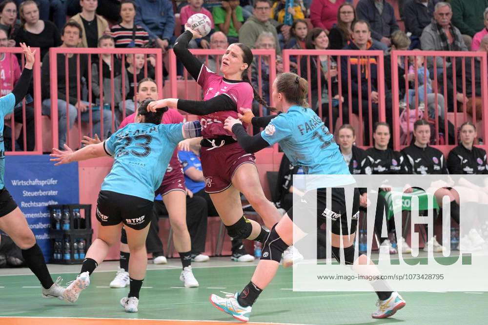 Santina Sabatnig TusSies Metzingen, 18 at the throw goal against Natsuki Aizawa Thueringer HC, 23 and Luca Farago Thueringer HC, 19 TusSies Metzingen vs Thueringer HC , Handball, Alsco HBF, 19 League match day, 2025 2026 season, 28 02 2026 TusSies Metzingen vs Thueringer HC , Handball, Alsco HBF, 19 League match day, 2025 2026 season, 28 02 2026 Tuebingen