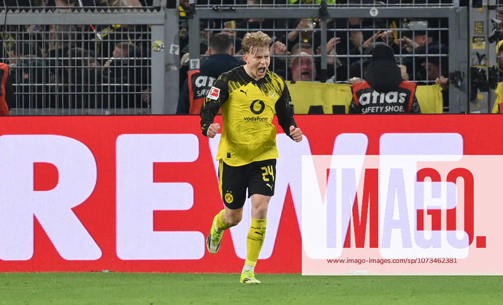 Cheers 2 2 Daniel Svensson Borussia Dortmund 28 02 2026, Football 1 Bundesliga, Season 2025 2026, 24 Matchday, Borussia Dortmund FC Bayern Munich 2 3 DFL regulations prohibit any use of photographs as image sequences and or quasi video Dortmund Signal Iduna Park Nordrhein Westfalen Germany Team2
