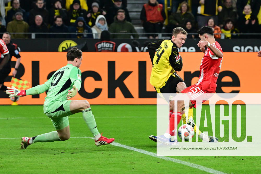 Maximilian Beier 14 Borussia Dortmund in duel with Alexandar Pavlovic 45 FC Bayern Muenchen , Borussia Dortmund vs FC Bayern Muenchen, Soccer, 1 Bundesliga, 24 Matchday, 28 02 2026 DFB regulations prohibit any use of photographs as image sequences and or quasi video Dortmund Nordrhein Westfalen Germany