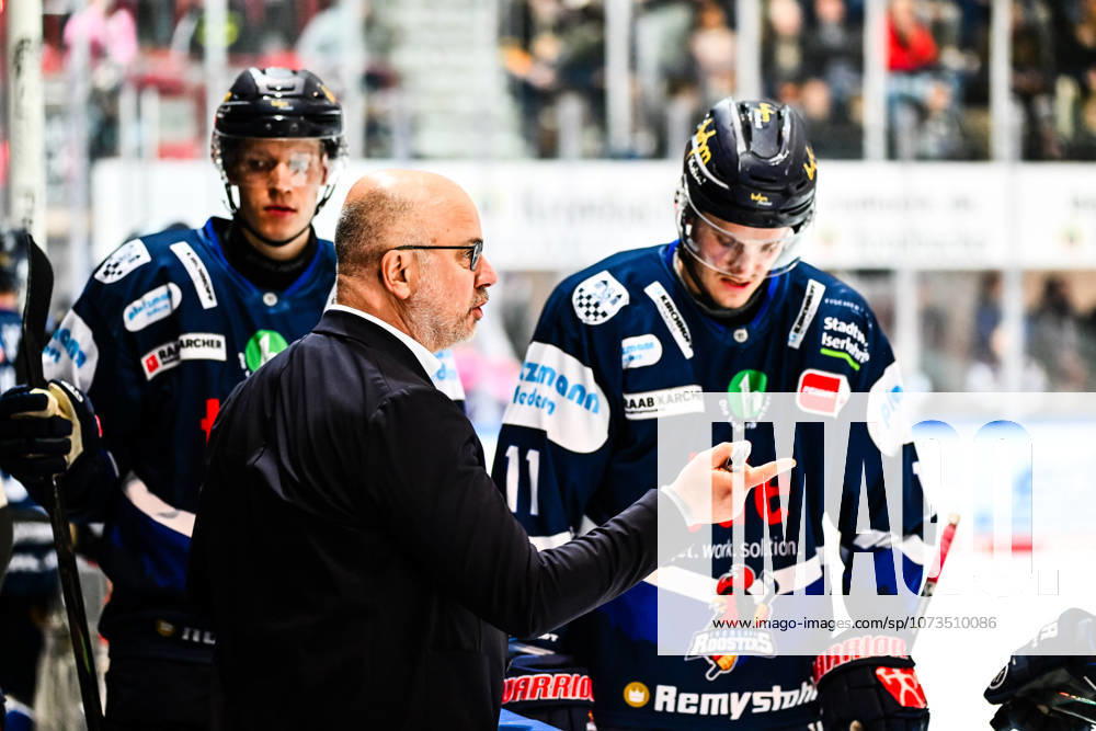 Stefan Nyman Head Coach, Headcoach, Iserlohn Roosters Henrik Törnqvist Iserlohn Roosters, 11 Maximilian Eisenmenger Iserlohn Roosters, 41 , GER, Iserlohn Roosters vs Augsburger Panther, Ice Hockey, Penny DEL, 47 Matchday, Season 2025 2026, 01 03 2026, GER, Iserlohn Roosters vs Augsburger Panther, Ice Hockey, Penny DEL, 47 Matchday, Season 2025 2026, 01 03 2026 Iserlohn