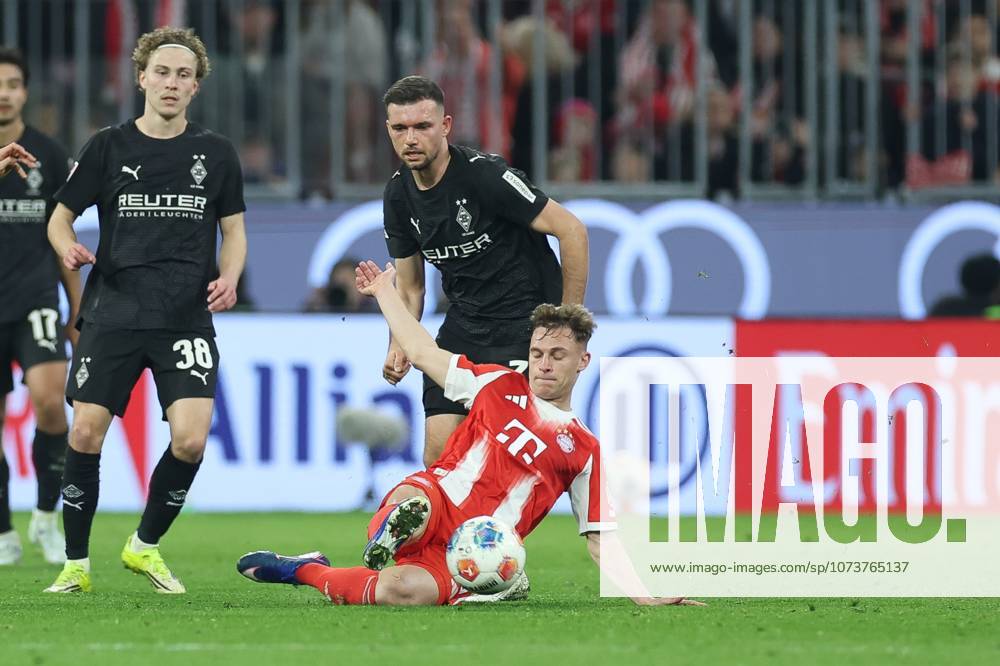 In duel, action, with Joshua Kimmich 6 FC Bayern Muenchen , FC Bayern Muenchen vs Borussia Moenchengladbach, Soccer, 1 Bundesliga, 25 Matchday, 06 03 2026 DFB regulations prohibit any use of photographs as image sequences and or quasi video Muenchen Bayern Germany