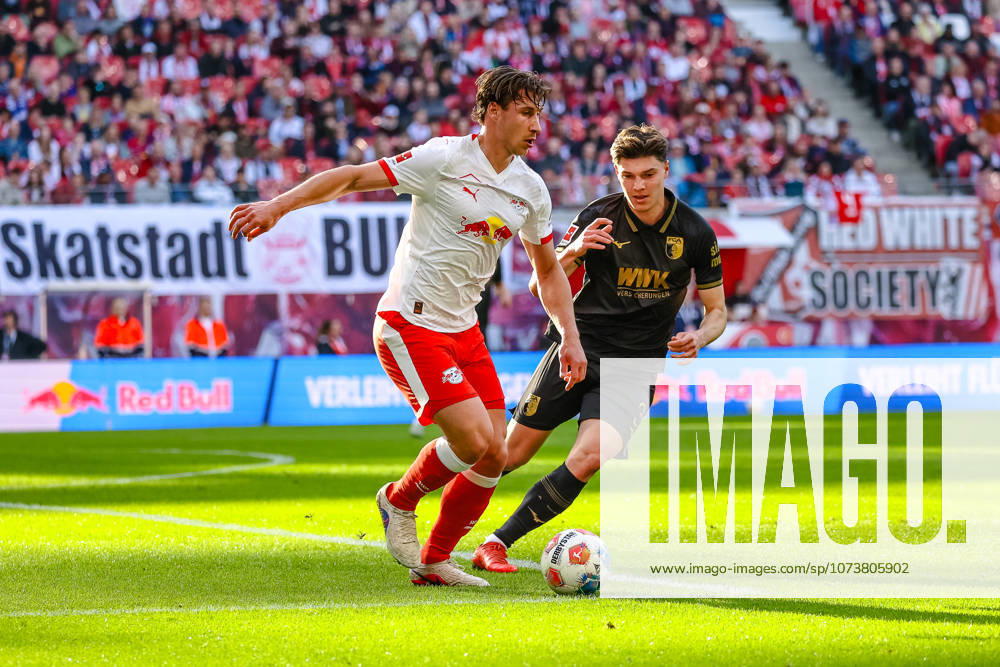 Willi Orban RB Leipzig, 04 on the ball, duel, duel, fight Mert Koemuer FC Augsburg, 36 , RB Leipzig vs FC Augsburg, Football, 1 Bundesliga, 25 Matchday, Season 2025 2026, 07 03 2026,¨ DFL REGULATIONS PROHIBIT ANY USE OF PHOTOGRAPHS AS IMAGE SEQUENCES AND OR QUASI VIDEO,¨ RB Leipzig vs FC Augsburg, Football, 1 Bundesliga, 25 Matchday, Season 2025 2026, 07 03 2026 Leipzig