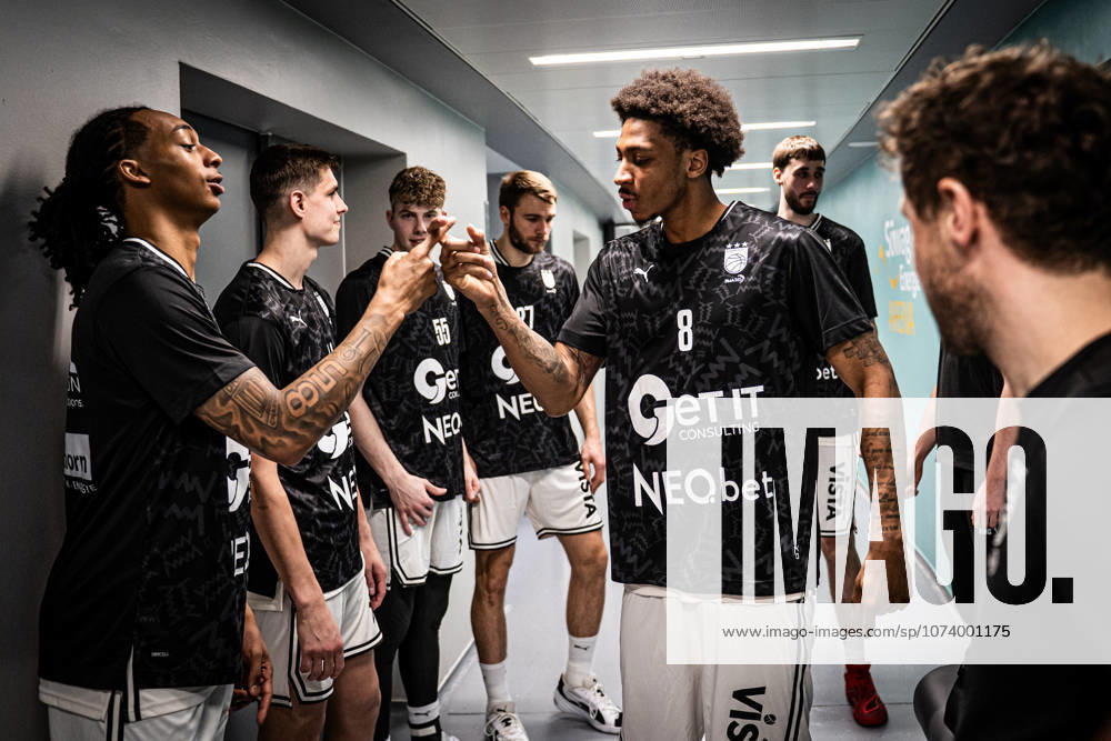 Basketball easyCredit BBL Bundesliga, Frankfurt Skyliners Bamberg Baskets v l Austin Crowley BMA 365 Bamberg Baskets , Demarcus Demonia BMA 365 Bamberg Baskets Frankfurt am Main