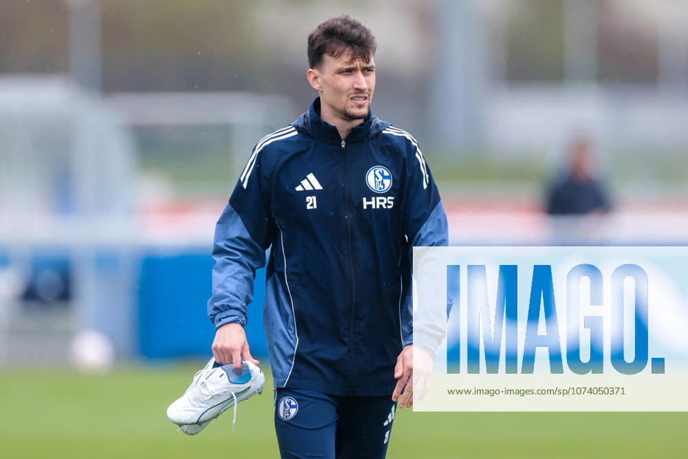 Soccer Training FC Schalke 04 Dejan Ljubicic FC Schalke 04 wears his shoes Gelsenkirchen Training ground FC Schalke 04 NRW Germany xRHR PHOTO YYx