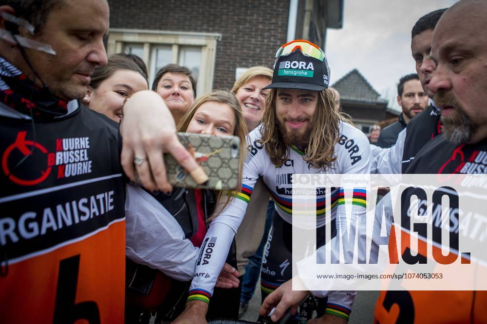 Road cycling, Rad, Radsport, Strasse illustration pictures KUURNE, BELGIUM - FEBRUARY 26 : SAGAN Peter (SVK) Rider of BORA-HANSGROHE posing for a selfie with fans after leaving the doping control after he won during the 69th Kuurne - Brussel - Kuurne cycling race with start and finish in Kuurne on February 26, 2017 in Kuurne, Belgium, 26 02 17 Kuurne Belgium