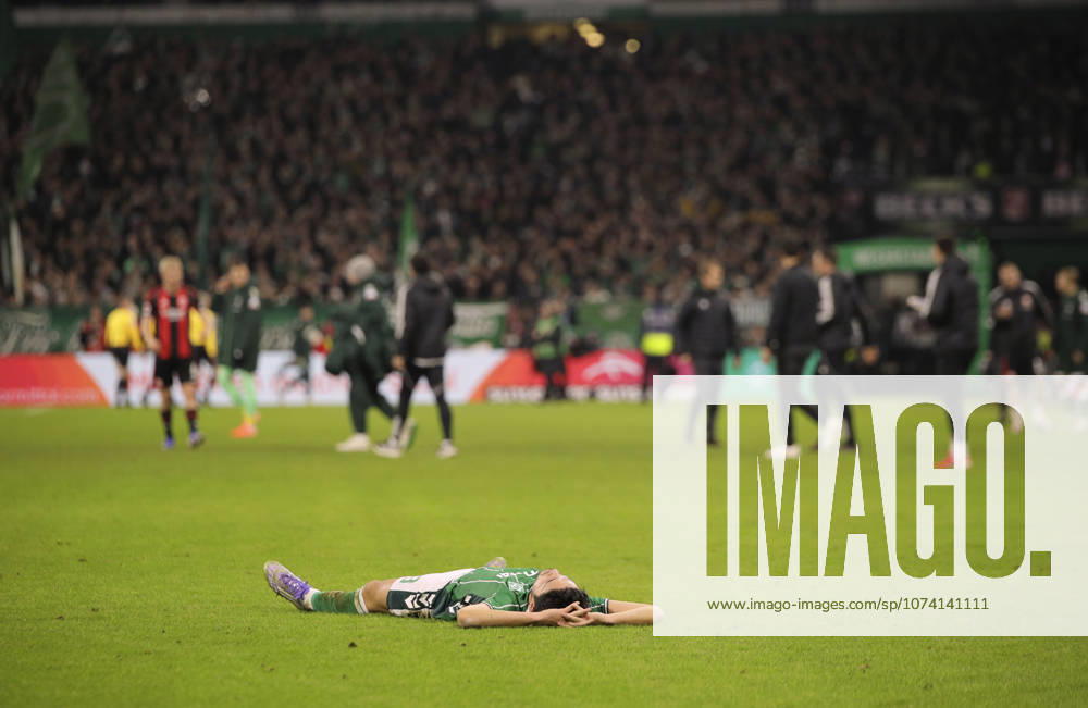 Photo Disappointment after the final whistle among the Werder players , Yukinari SUGAWARA lies exhausted on the ground Soccer 1 Bundesliga , Matchday 18 on Fri 16 01 2026 Werder Bremen Eintracht Frankfurt