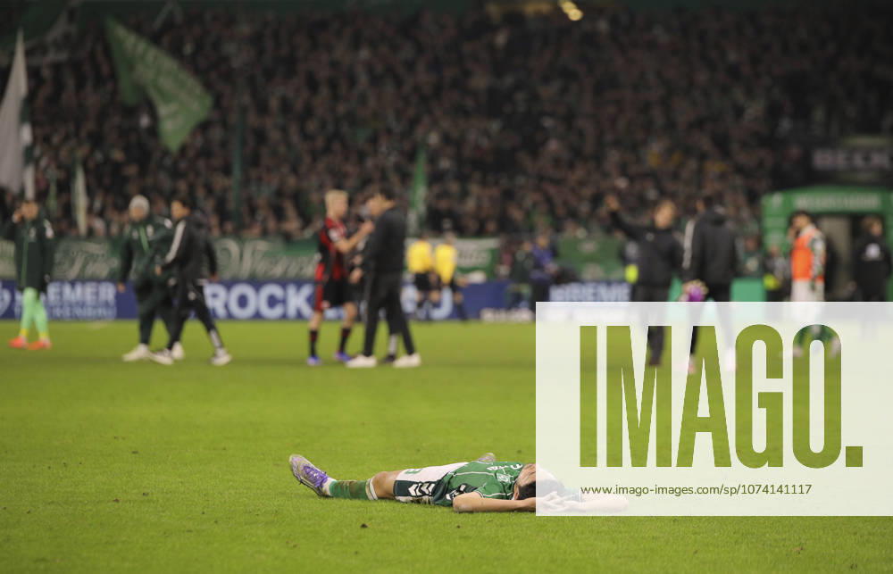 Photo Disappointment after the final whistle among the Werder players , Yukinari SUGAWARA lies exhausted on the ground Soccer 1 Bundesliga , Matchday 18 on Fri 16 01 2026 Werder Bremen Eintracht Frankfurt
