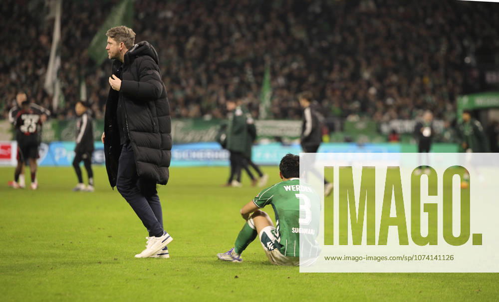Photo Disappointment after the final whistle among the Werder players , Yukinari SUGAWARA lies exhausted on the ground , on the left sports director Peter Niemeyer Soccer 1 Bundesliga , Matchday 18 on Fri 16 01 2026 Werder Bremen Eintracht Frankfurt