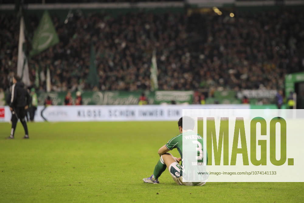 Photo Disappointment after the final whistle among the Werder players , Yukinari SUGAWARA lies exhausted on the ground Soccer 1 Bundesliga , Matchday 18 on Fri 16 01 2026 Werder Bremen Eintracht Frankfurt