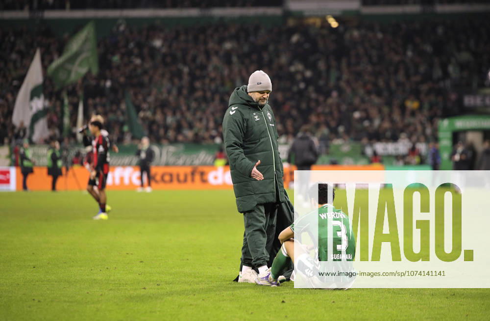 Photo Disappointment after the final whistle among the Werder players , Yukinari SUGAWARA lies exhausted on the ground , on the left equipment keeper Boban Aleric comforts him Soccer 1 Bundesliga , Matchday 18 on Fri 16 01 2026 Werder Bremen Eintracht Frankfurt