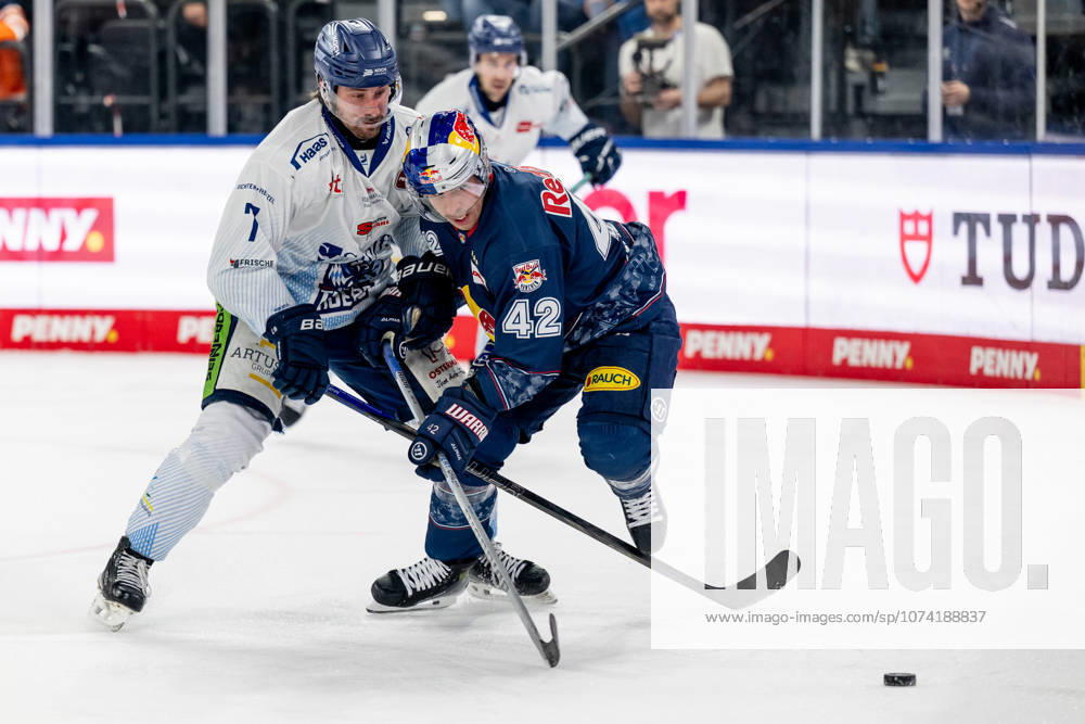 Fight for the puck duel between Nicolas Beaudin Straubing Tigers, 7 and Yasin Ehliz EHC Red Bull Muenchen, 42 GER, EHC Red Bull Muenchen vs Straubing Tigers, Ice Hockey, DEL, Matchday 51, Season 2025 2026, 13 03 2026 GER, EHC Red Bull Muenchen vs Straubing Tigers, Ice Hockey, DEL, Matchday 51, Season 2025 2026, 13 03 2026 Muenchen