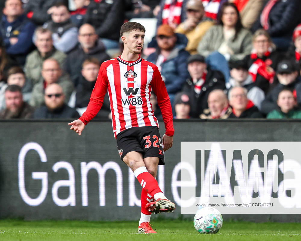Sunderland v Brighton & Hove Albion - Premier League Trai Hume of Sunderland passes the ball during the Premier League match between Sunderland and Brighton & Hove Albion at Stadium Of Light in Sunderland, United Kingdom, on March 14, 2026. Sunderland Tyne and Wear United Kingdom