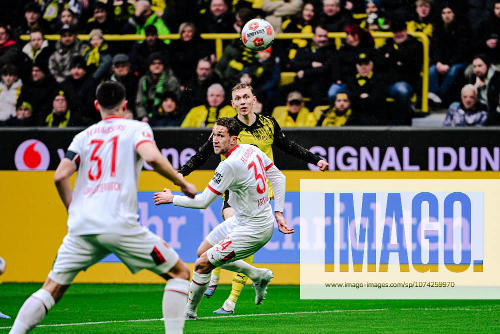 Maximilian Beier 14 Borussia Dortmund in duel with Arthur Chaves 34 FC Augsburg , Borussia Dortmund vs FC Augsburg, Soccer, 1 Bundesliga, Matchday 26, 14 03 2026 DFB regulations prohibit any use of photographs as image sequences and or quasi video Dortmund Nordrhein Westfalen Germany