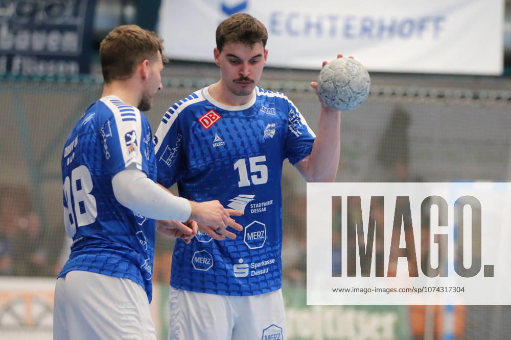 Handball Men 2025 2026 2 Handball Bundesliga 24 Matchday Dessau Roßlauer HV 06 HSG Krefeld Niederrhein Anhalt Arena Dessau Yannick Marcos Pust Dessau, 98, blue talks to Marcel Nowak Dessau, 15, blue Dessau Roßlau Saxony Anhalt Germany