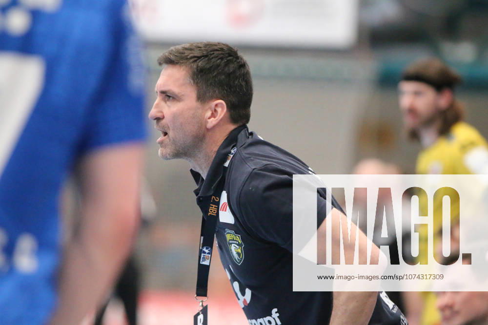 Handball Men 2025 2026 2 Handball Bundesliga 24 Matchday Dessau Roßlauer HV 06 HSG Krefeld Niederrhein Anhalt Arena Dessau Mark Schmetz Krefeld, coach with instructions to his team Dessau Roßlau Sachsen Anhalt Germany