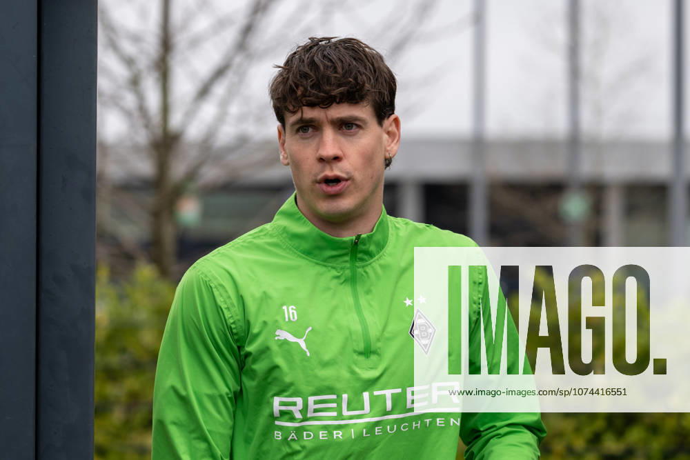 Philipp Sander Borussia Moenchengladbach, 16 comes on the pitch Public training Borussia Moenchengladbach on the training ground at Borussia Park, 1 Bundesliga, Football, Season 2025 2026, 17 03 2026 Training Borussia Moenchengladbach, 1 Bundesliga, Season 2025 2026, 17 03 2026 Moenchengladbach