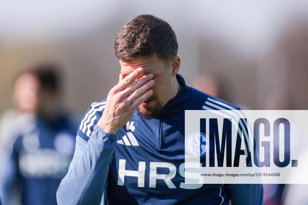 Football, Training of FC Schalke 04 Janik Bachmann FC Schalke 04 touches his head Gelsenkirchen Training ground FC Schalke 04 NRW Germany xRHR PHOTO YYx