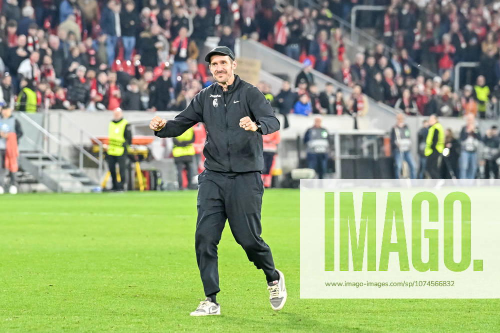 Julian Schuster SC Freiburg, Coach celebrates victory with the fans GER, SC Freiburg KRC Genk, Football, Europa League, Round of 16, Season 2025 2026, 19 03 2026 GER, SC Freiburg KRC Genk, Football, Europa League, Round of 16, Season 2025 2026, 19 03 2026 Freiburg