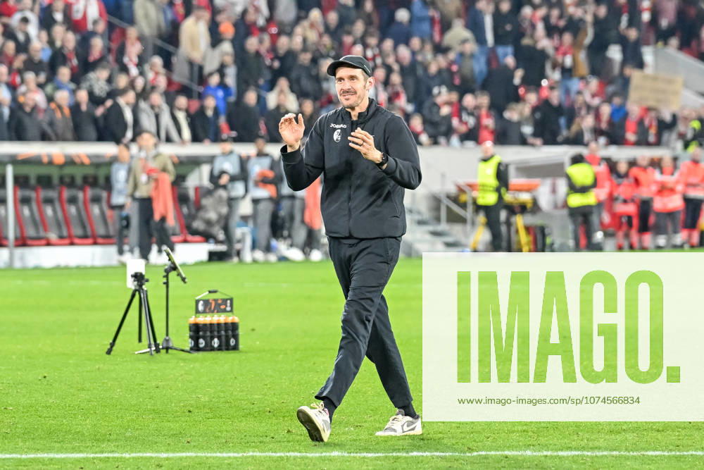 Julian Schuster SC Freiburg, Coach celebrates victory with the fans GER, SC Freiburg KRC Genk, Football, Europa League, Round of 16, Season 2025 2026, 19 03 2026 GER, SC Freiburg KRC Genk, Football, Europa League, Round of 16, Season 2025 2026, 19 03 2026 Freiburg