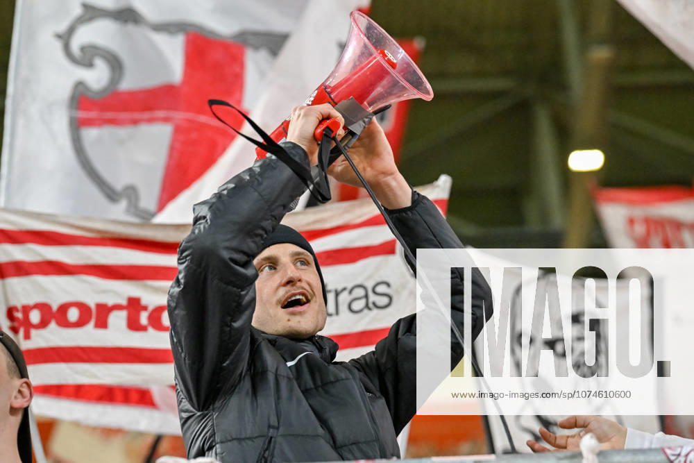 Maximilian Eggestein SC Freiburg, 08 at the microphone on the stand GER, SC Freiburg KRC Genk, Football, Europa League, Round of 16, 2025 2026 season, 19 03 2026 GER, SC Freiburg KRC Genk, Football, Europa League, Round of 16, 2025 2026 season, 19 03 2026 Freiburg