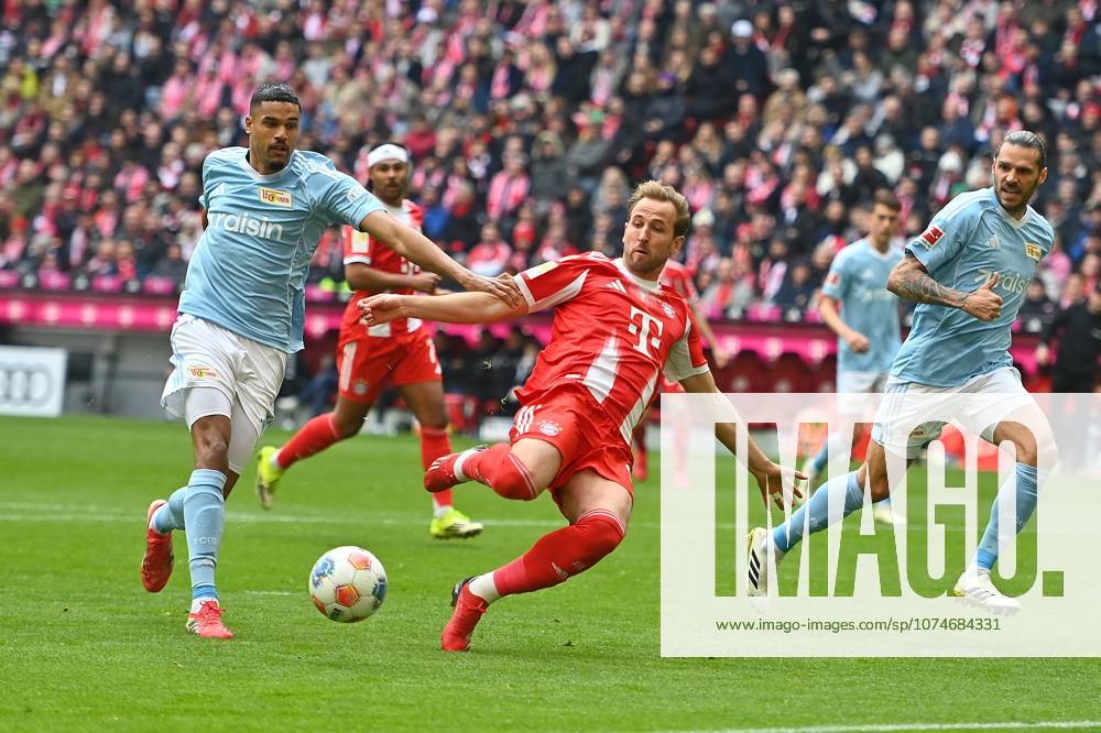 Harry KANE Bayern Muenchen , action, duel against left Danilho DOEKHI Union Berlin , right Christopher TRIMMEL Union Berlin Football 1 Bundesliga Season 2025 2026, Matchday 27, Matchday 27 FC Bayern Muenchen 1 FC Union Berlin on 21 03 2026 , A L L I A N Z A R E N A