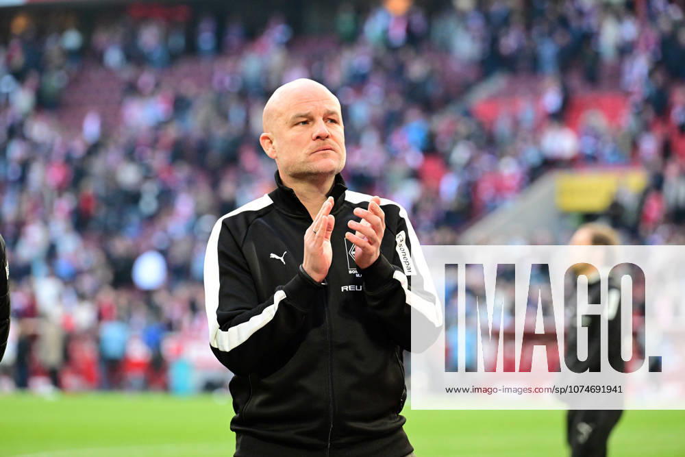 Cologne Football, Men, Season 2025 2026, 1 FC Koeln vs Borussia Moenchengladbach Rouven Schroeder Head of Sports, Gladbach after the end of the match in the fan curve DFL regulations prohibit any use of photographs as image sequences and or quasi video Rhein Energie Stadion NRW Germany
