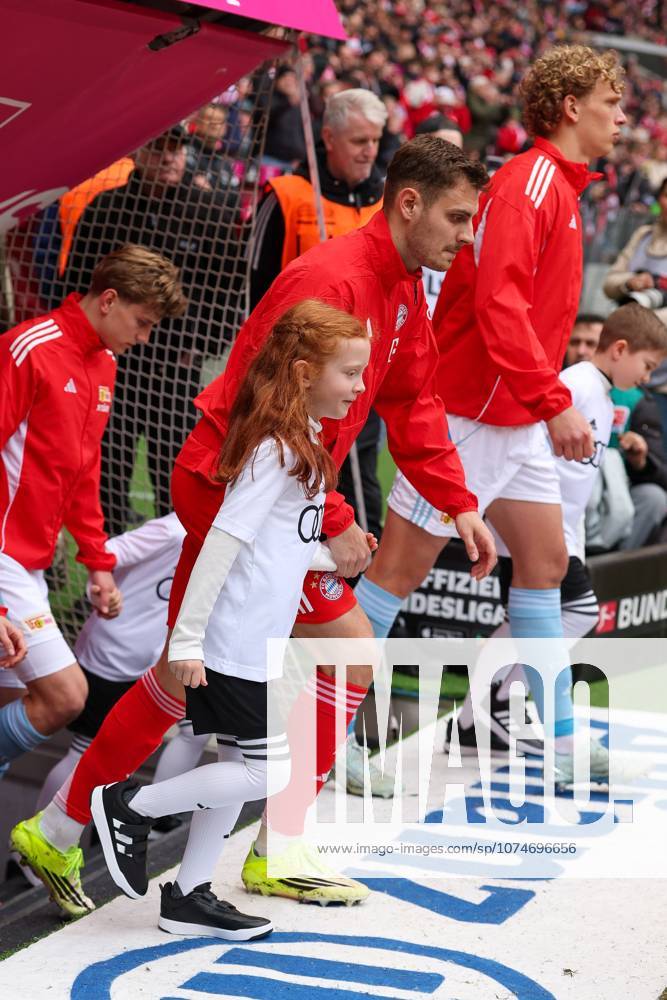 Josip Stanisic 44 FC Bayern Muenchen with a run-in child by the hand, FC Bayern Muenchen vs 1 FC Union Berlin, Football, 1 Bundesliga, 27 Matchday, 21 03 2026 DFB regulations prohibit any use of photographs as image sequences and or quasi video Muenchen Bayern Germany