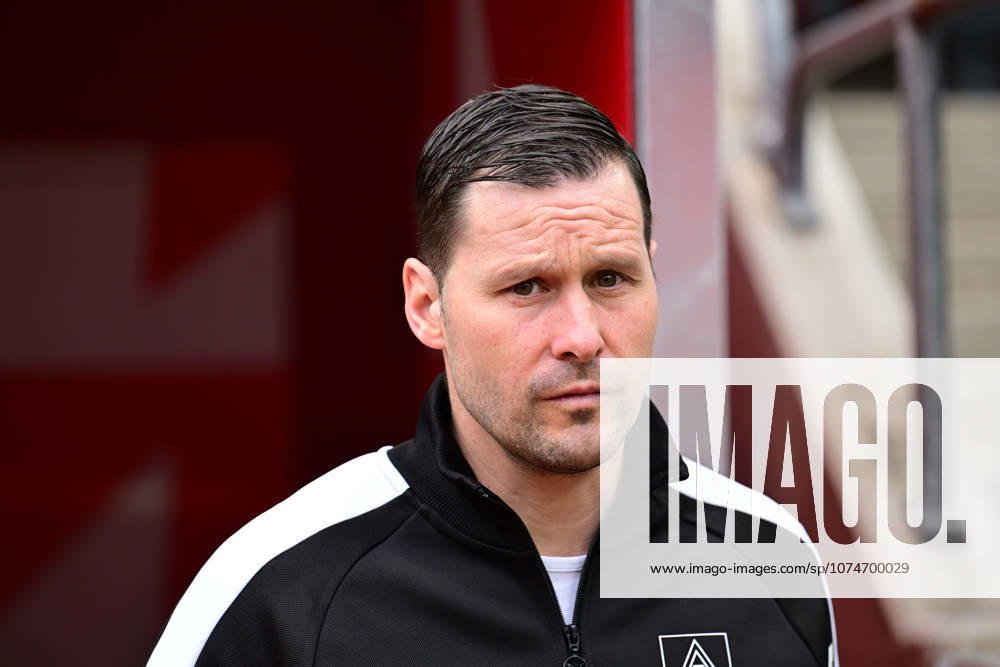 Koeln Football, Men, Season 2025 2026, 1 FC Koeln vs Borussia Moenchengladbach David Zibung Sportkoordinator Lizenz, Gladbach DFL regulations prohibit any use of photographs as image sequences and or quasi video Rhein Energie Stadion NRW Germany