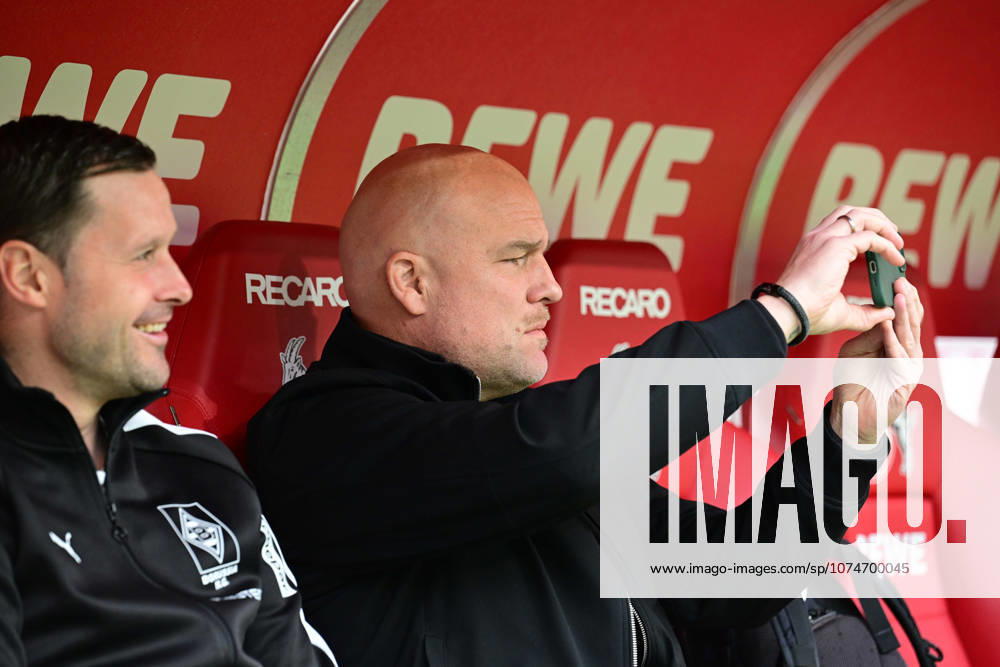 Cologne Football, Men, Season 2025 2026, 1 FC Koeln vs Borussia Moenchengladbach Rouven Schroeder Head of Sports, Gladbach, re halt die Derbystimmung mit seinem Handy fest left David Zibung Sportkoordinator Lizenz, Gladbach DFL regulations prohibit any use of photographs as image sequences and or quasi video Rhein Energie Stadion NRW Germany