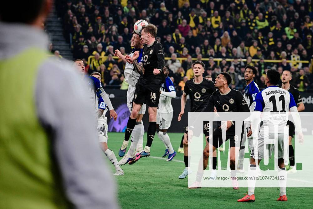 Maximilian Beier 14 Borussia Dortmund in duel with Luka Vuskovic 44 Hamburger SV , Borussia Dortmund vs Hamburger SV, Soccer, 1 Bundesliga, Matchday 27, 21 03 2026 DFB regulations prohibit any use of photographs as image sequences and or quasi video Dortmund Nordrhein Westfalen Germany